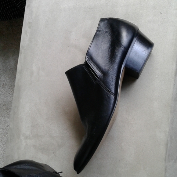 Black zippered leather ankle bootie - Picture 2 of 5